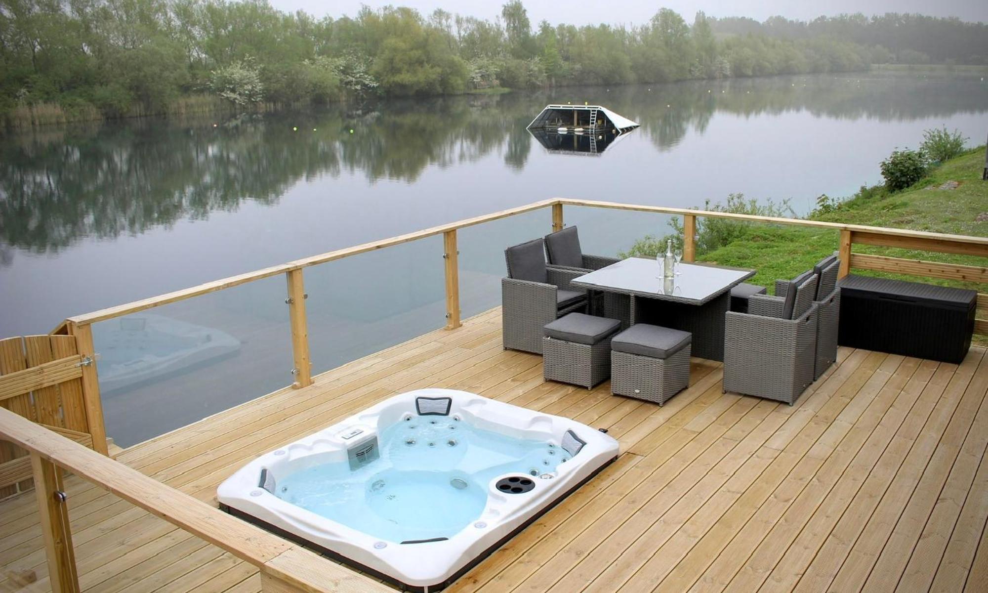 Rolo'S Lakeside Lodge With Hot Tub & Hi-Speed Wifi