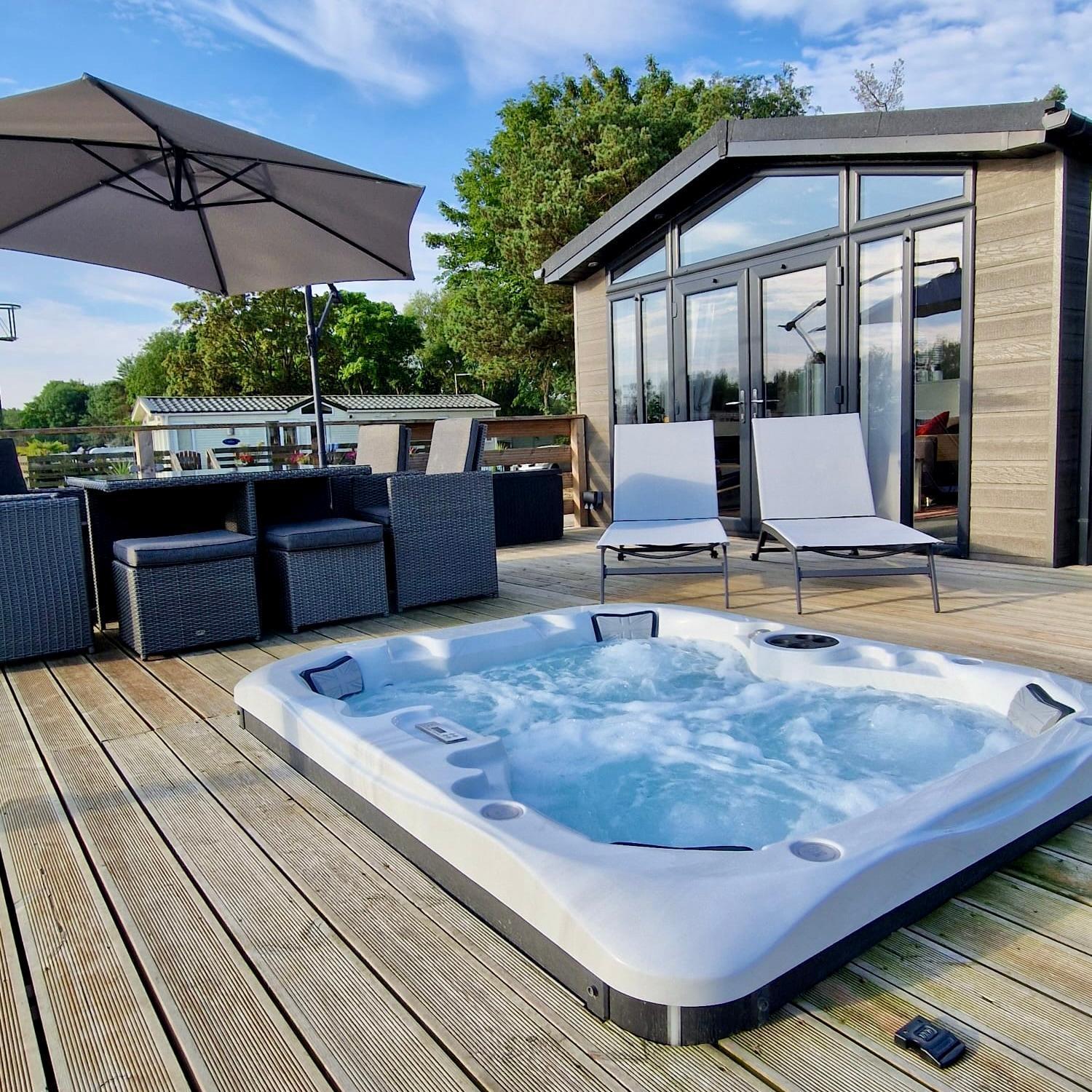 Rolo'S Lakeside Lodge With Hot Tub & Hi-Speed Wifi *