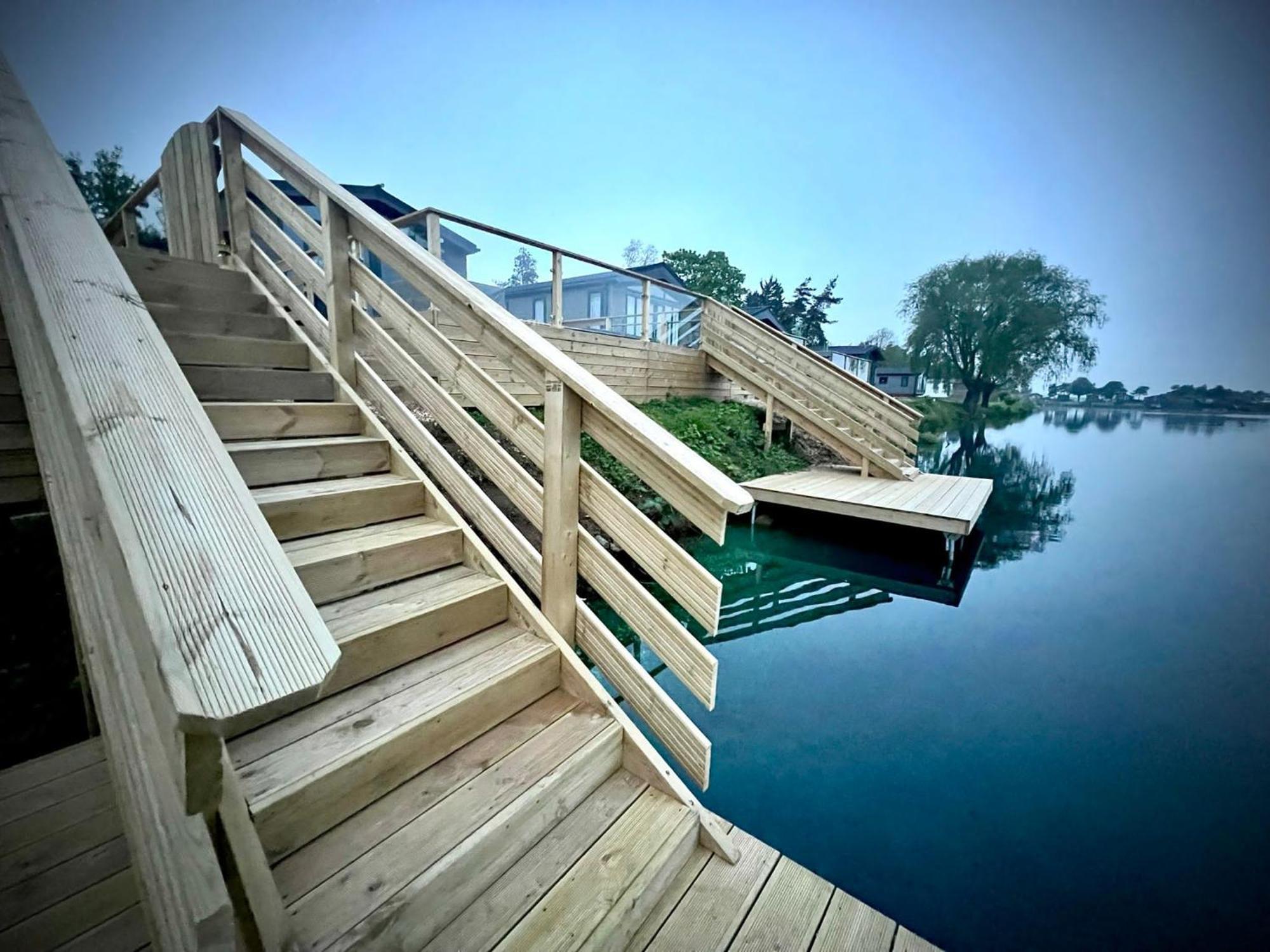Rolo'S Lakeside Lodge With Hot Tub & Hi-Speed Wifi Stamford