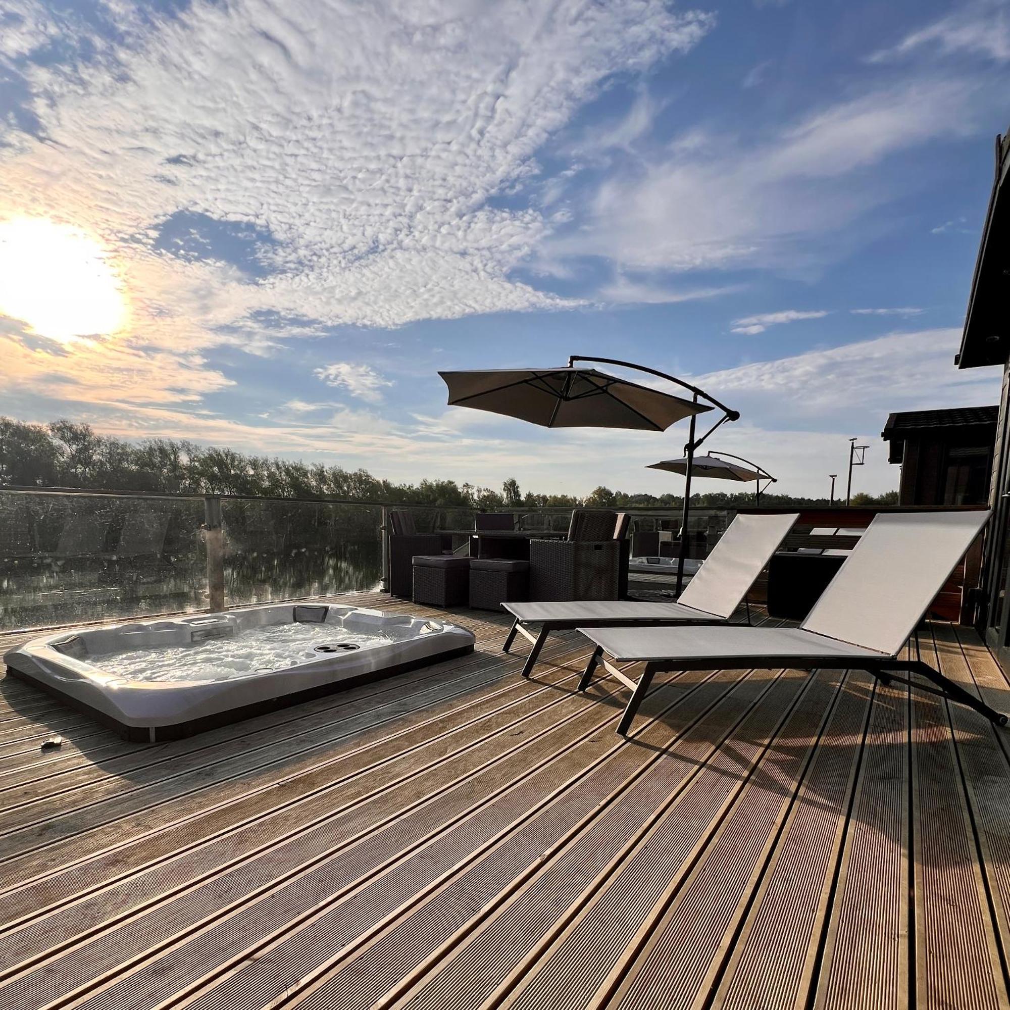 Rolo'S Lakeside Lodge With Hot Tub & Hi-Speed Wifi Stamford